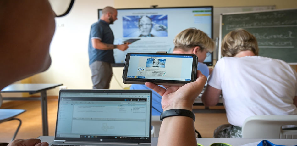 Bild einer Schulklasse, die KI nutzt